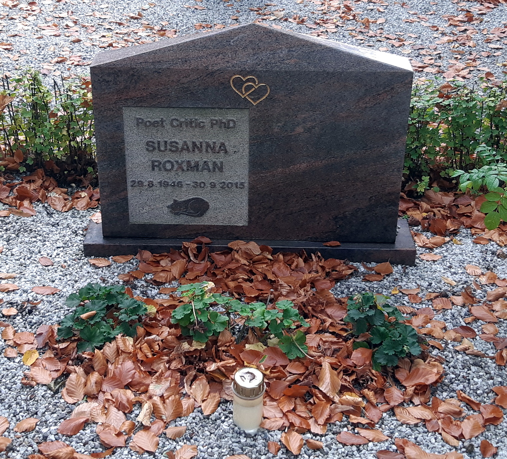 Gravestone that reads, "Poet Critic PhD, Susanna Roxman. 29.8.1946 - 30.9.2015"