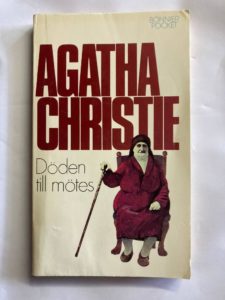 Another Swedish edition of Appointment With Death. There is once again an illustrated rendition of an overweight old woman sitting on a chair, but it only takes up a fraction of the cover space and she's not immediately menacing.